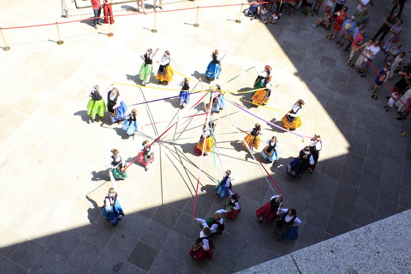 El Baile de la Bandera «toma» el Alcázar de Toledo