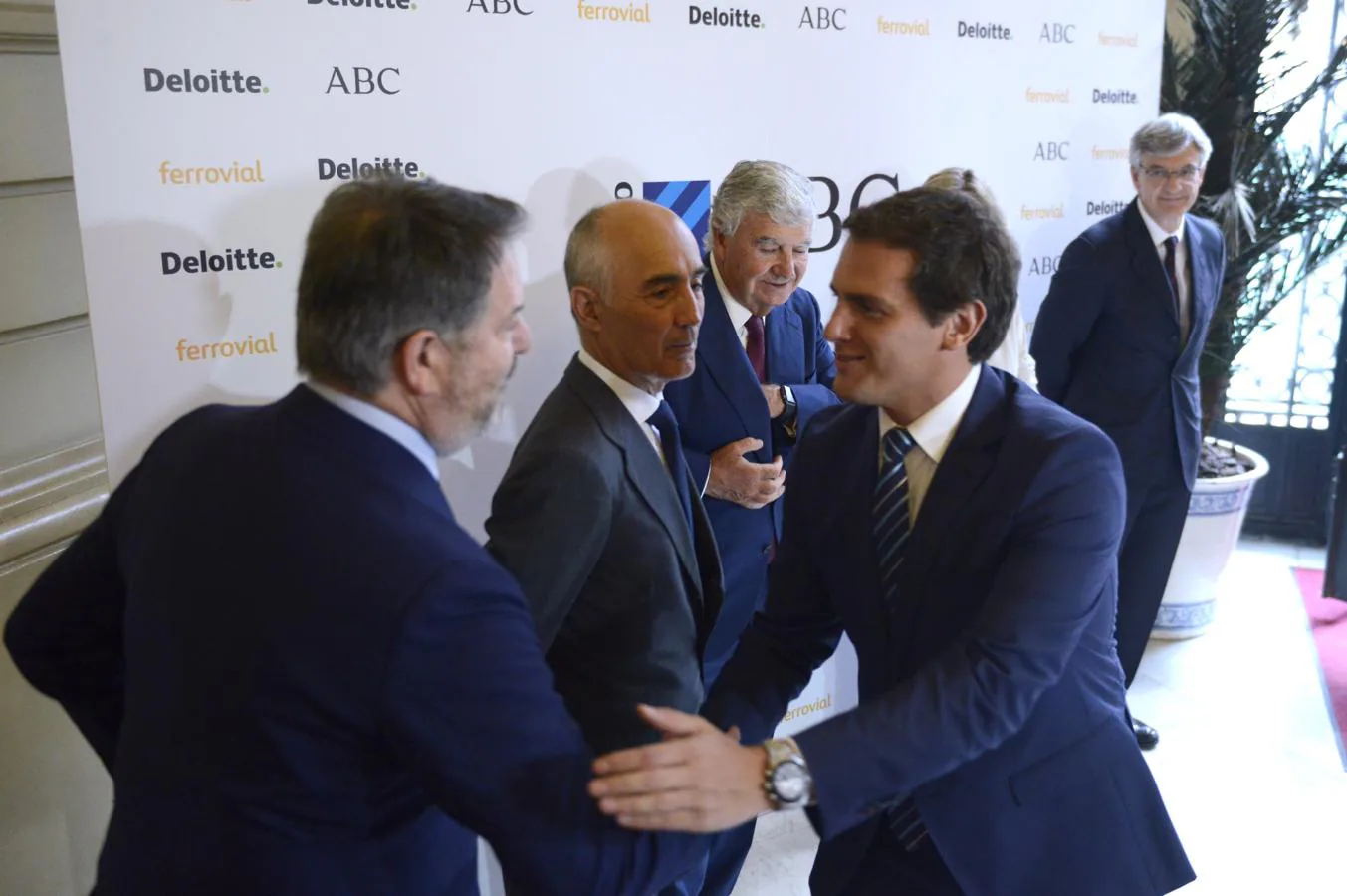 El director de ABC, Bieito Rubido, recibe al presidente de Ciudadanos a su llegada al Foro ABC. 