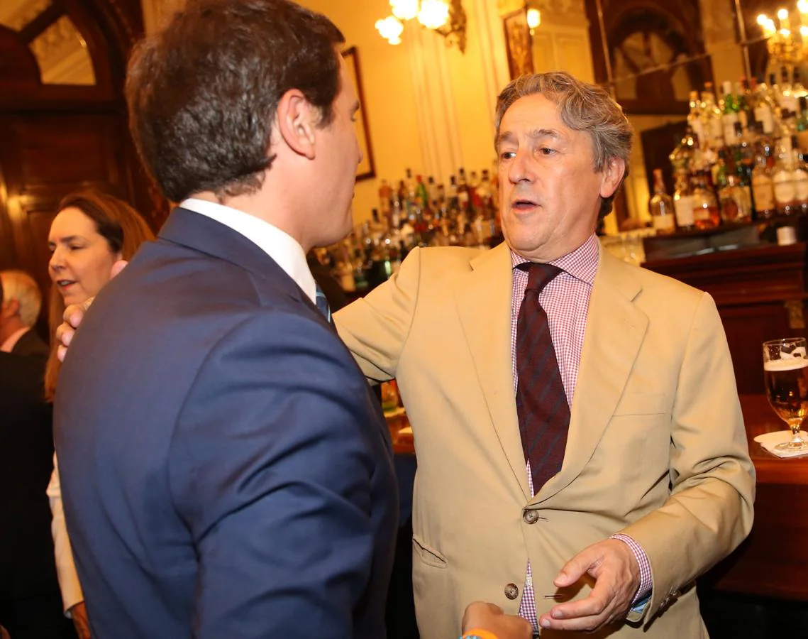 Rivera charla distendidamente con el columnista de ABC, Hermann Tertsch (derecha). 