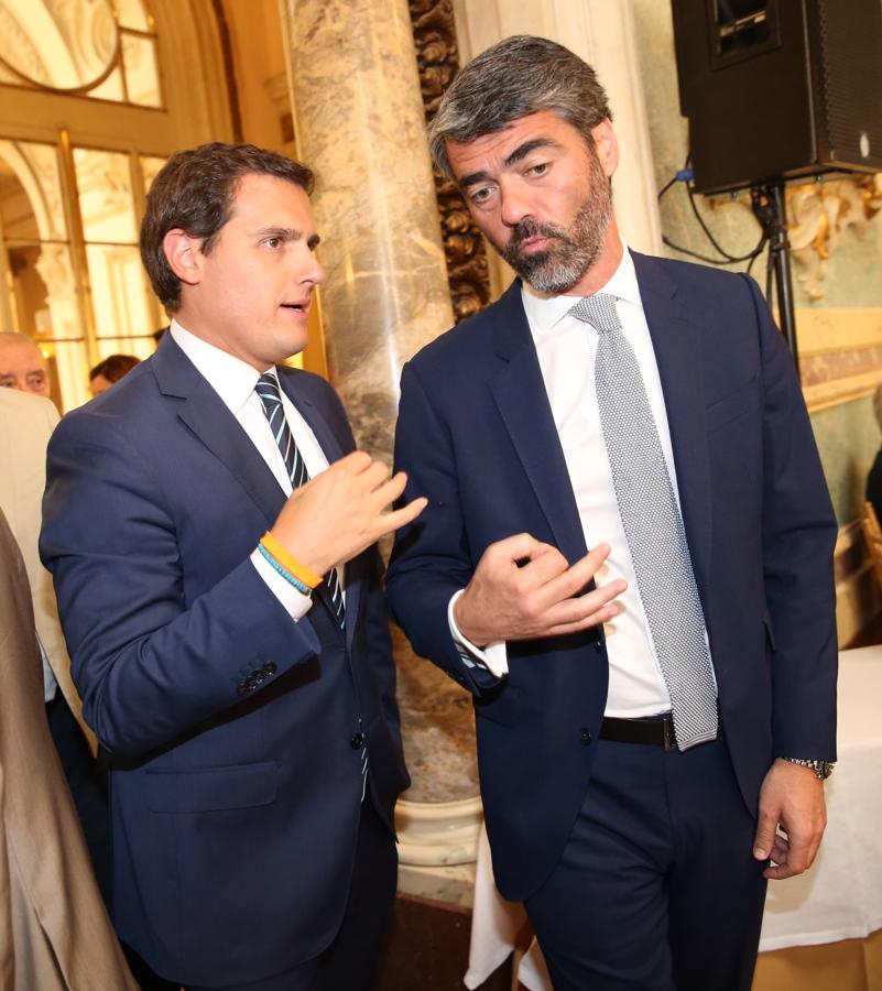 El consejero delegado del grupo Vocento, Luis Enríquez (derecha), habla con el presidente de Ciudadanos, Albert Rivera, al comienzo del Foro ABC. 