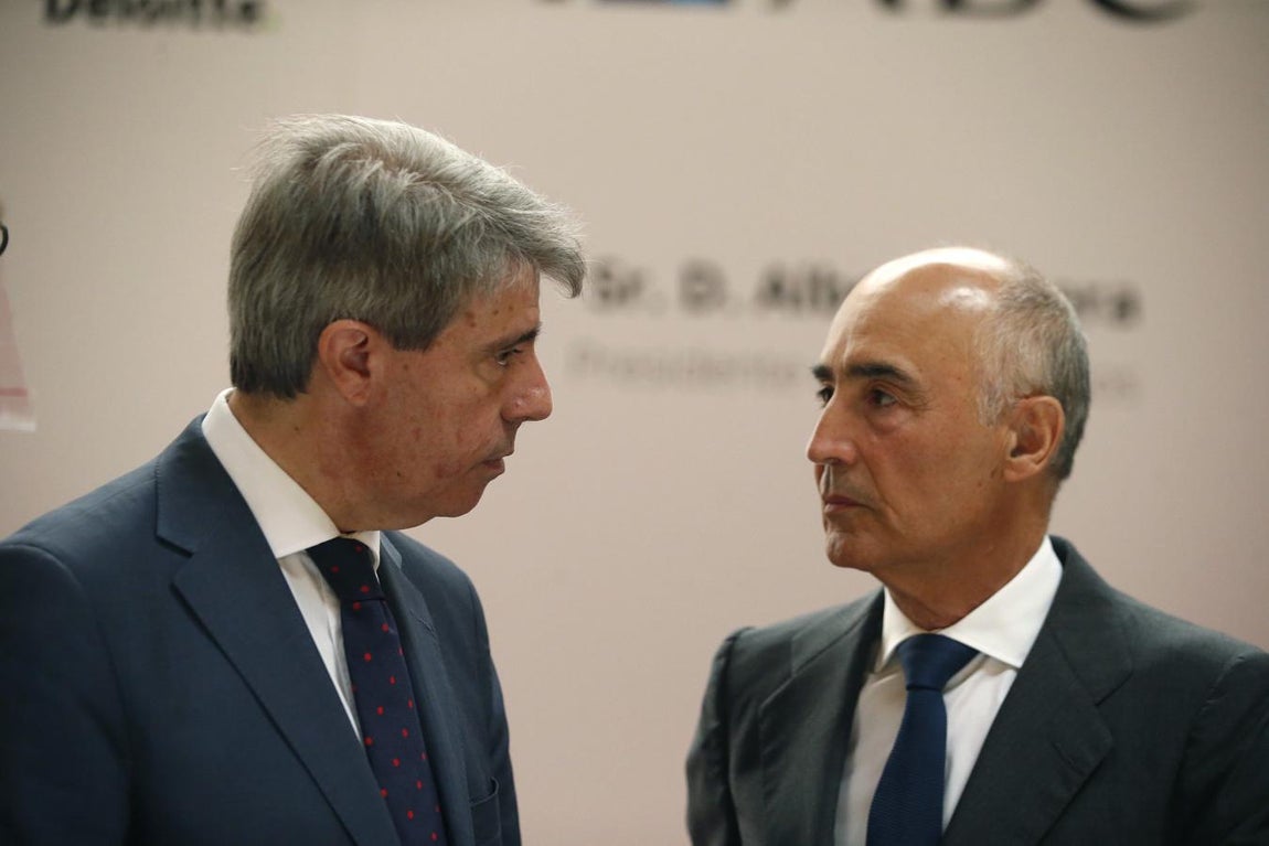 El presidente de la Comunidad de Madrid, Angel Garrido y el Presidente de Ferrovial, Rafael del Pino, asisten a la conferencia-almuerzo del presidente de Ciudadanos, Albert Rivera, en el Foro de ABC. 