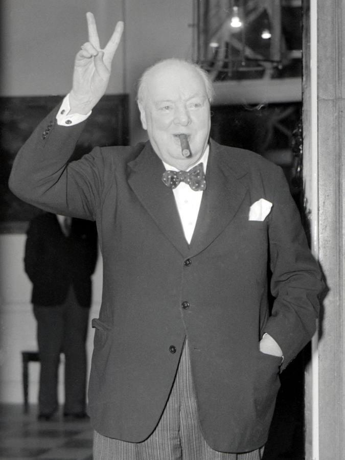 Churchill haciendo el gesto de la victoria. 