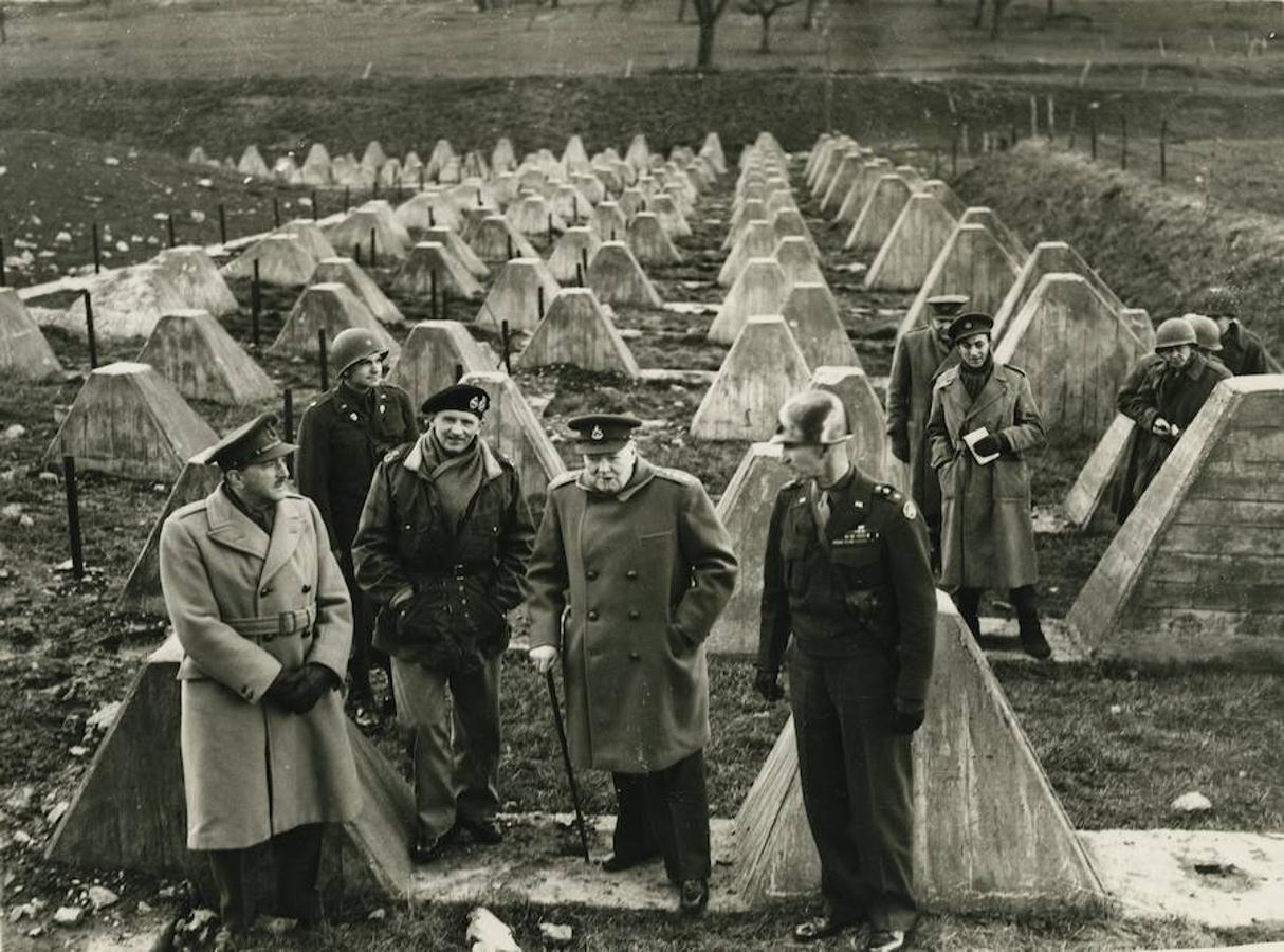 Churchill en el frente, visitando la linea Siegfried.. De izquierda a derecha: el general norteamericano Simpson, Churchill, el mariscal Montgomery y el mariscal Alan Brooke