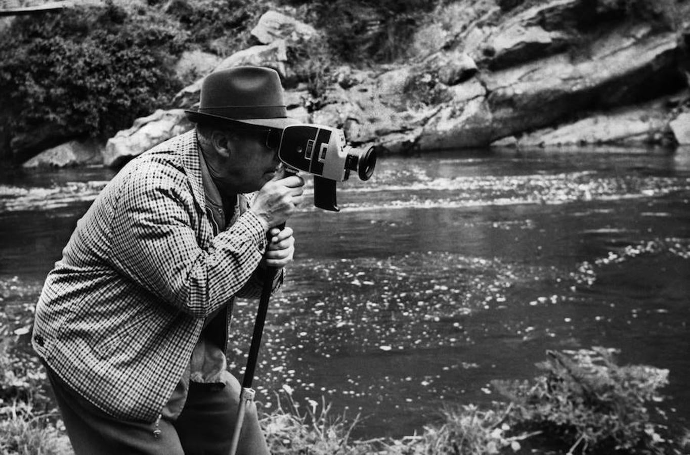 Franco toma fotografías en la pesca de truchas y salmones en el río Eo durante sus vacaciones de Semana Santa. 