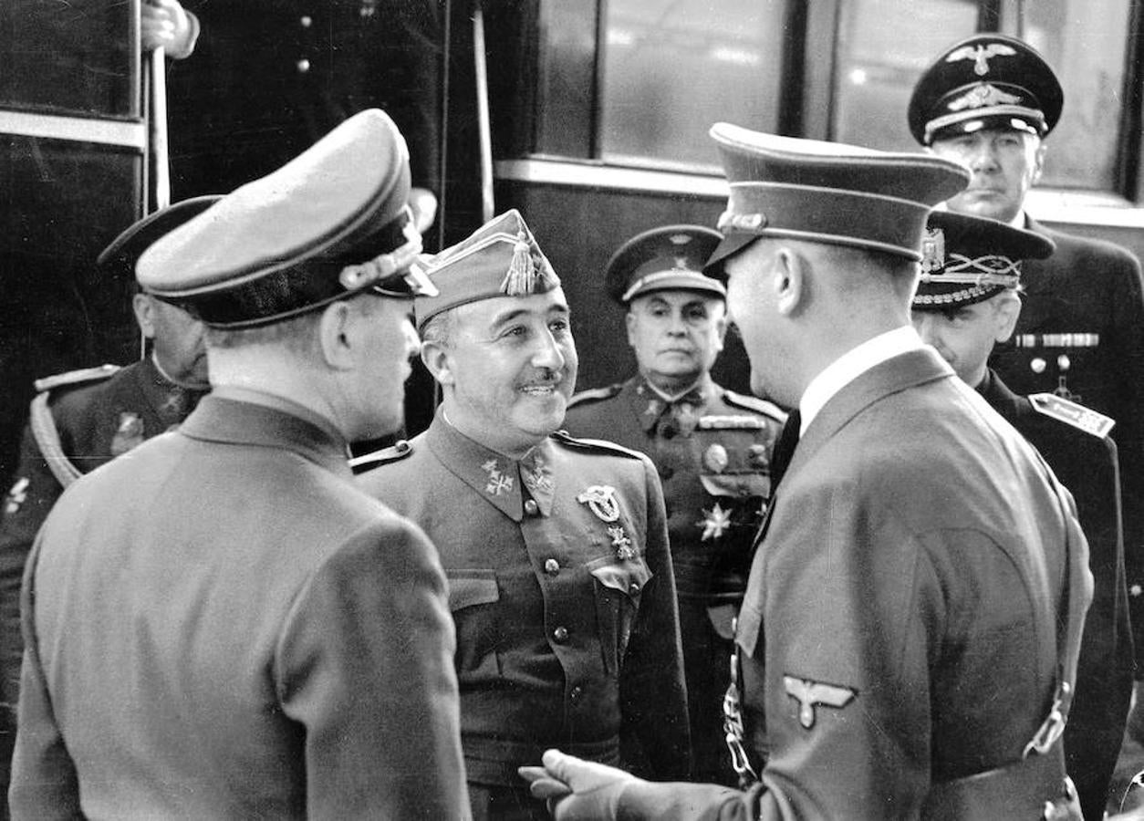 Primer saludo entre Franco y Hitler en la entrevista de Hendaya. 