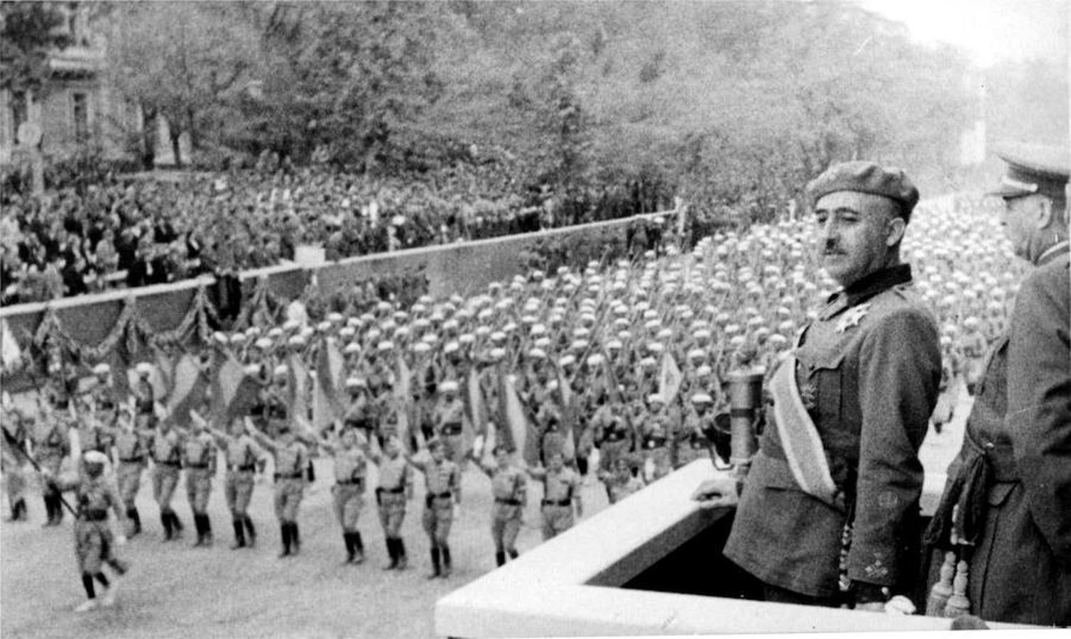 Franco observando el desfile. 