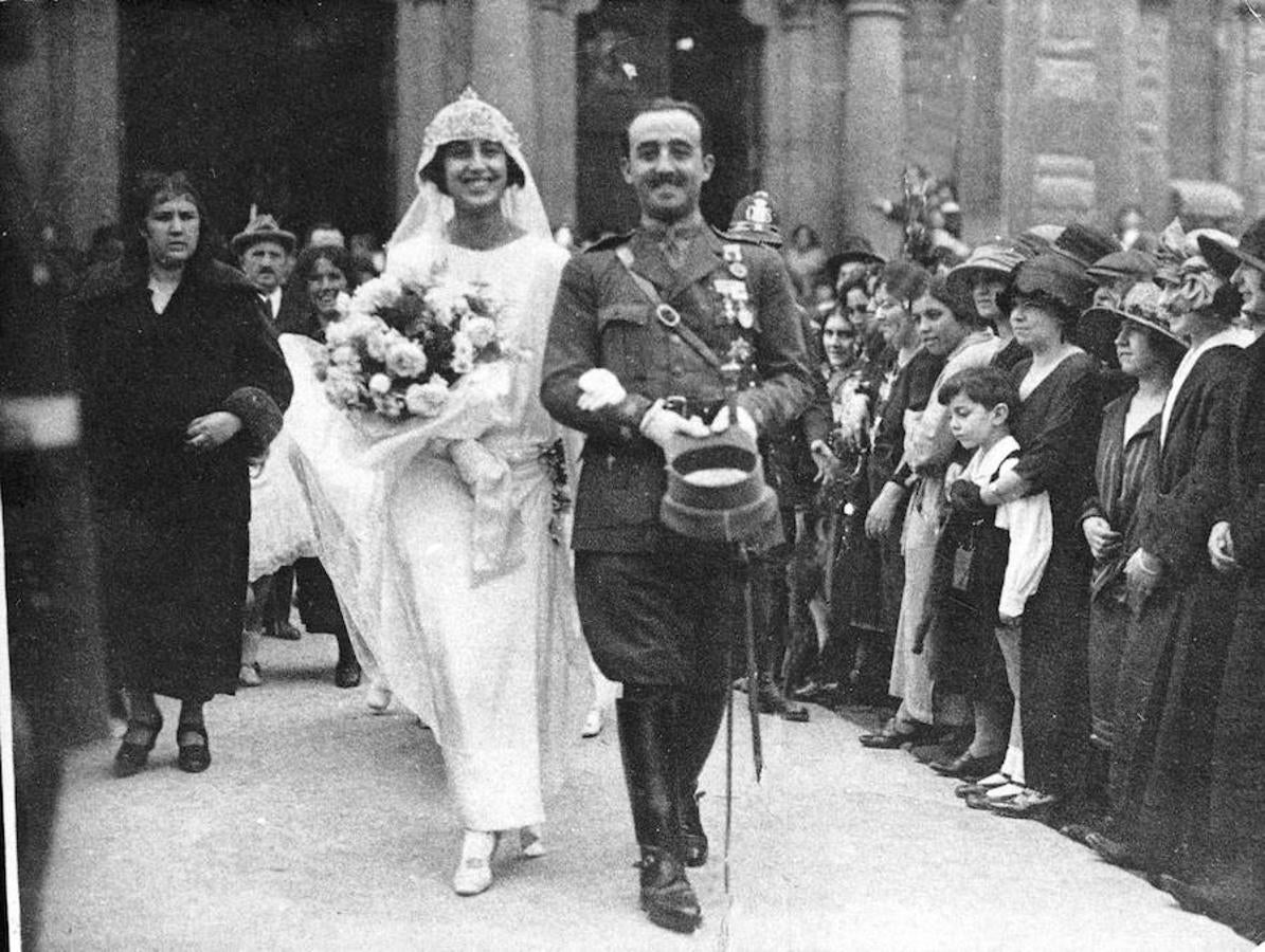 Boda entre Franco y Carmen Polo el 16 de octubre de 1923 en la iglesia de San Juan el Real ,Oviedo. 