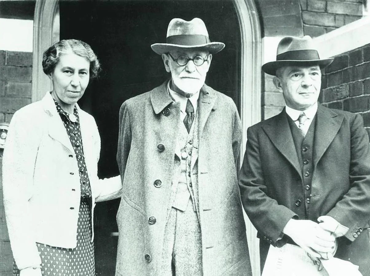 Freud con su hija, Hollistschek, y el profesor Ernest Jones. 