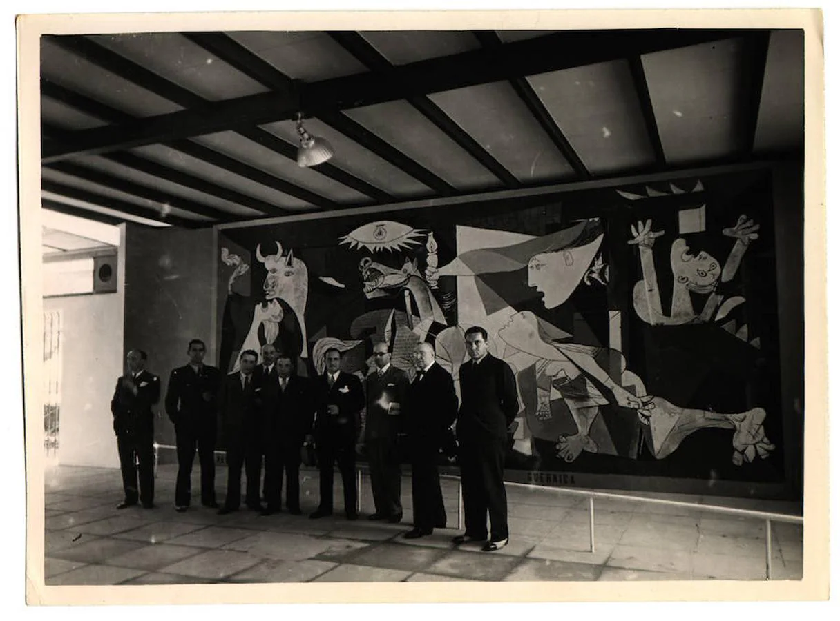 Presentación del «Guernica» en París. 