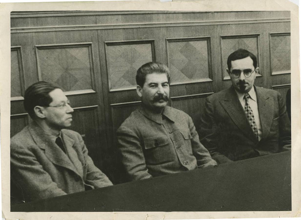 Josif Stalin recibe al autor alemán Lion Feuchtwanger.. En la imagen, de izquierda a derecha, Stalin, Feuchtwanger y B.M. Tal, jefe de la sección de publicaciones del Comité Central del Partido