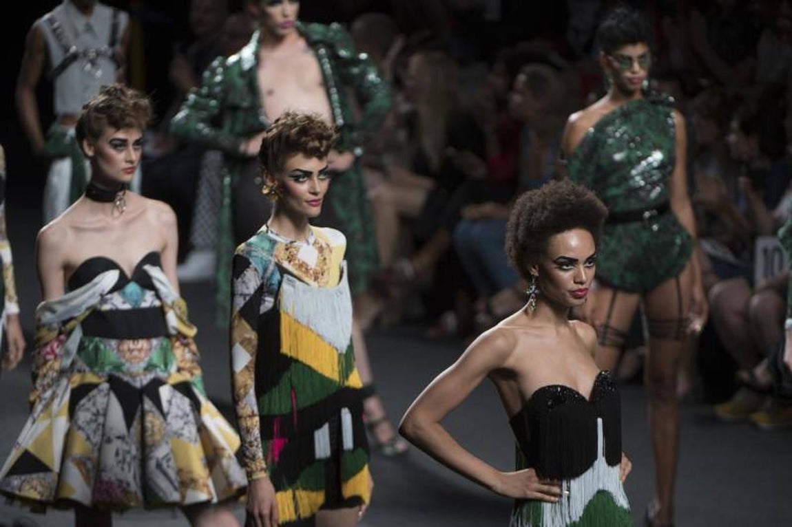 El sotisficado y futurista desfile de Ana Locking en la pasarela madrileña