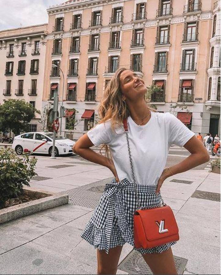 María Pombo luciendo una falda de volantes a cuadros de Zara. 