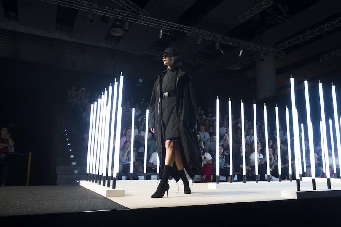 Juanjo Oliva tiñe de negro la moda verde