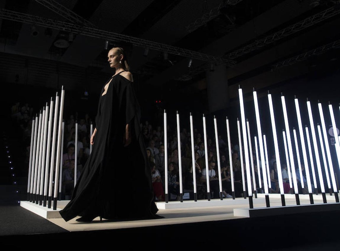 Juanjo Oliva tiñe de negro la moda verde