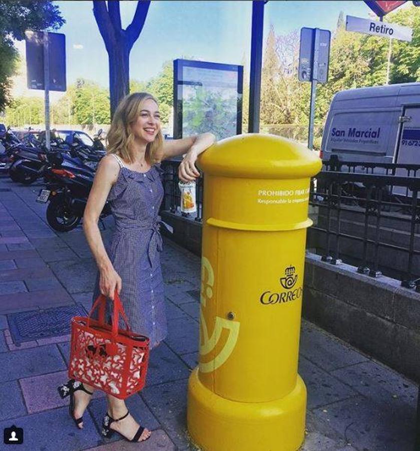 Marta Hazas de paseo por El Retiro. La actriz se encuentra en Madrid y ha querido darlo a conocer posando apoyada en uno de los buzones tan característicos de Correos Marta lucía un bolso de Tous en rojo que resaltaba por encima de todo su estilismo