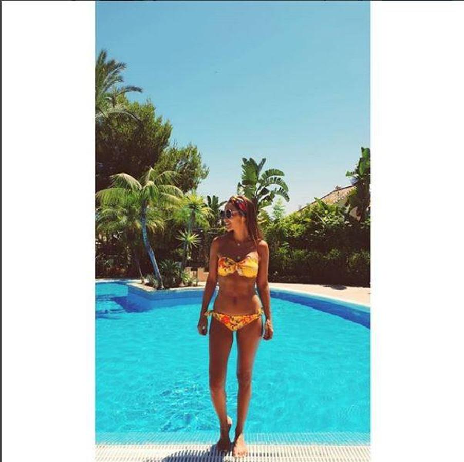 Paula Echevarría luce tipazo y moreno. La protagonista de «Galerías Velvet» posó para sus redes sociales luciendo un bikini de lo más veraniego con llamativos colores que resaltaban el tono dorado de su piel. La actriz ha tomado el sol por todos aquellos que no se lo permite el trabajo.