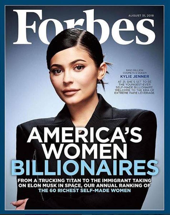 Kylie Jenner, orgullosa de ser portada para la revista «Forbes». La pequeña de las Kardashians subió en su cuenta una publicación de ella protagonizando la portada de «Forbes». El tema de la revista eran las mujeres millonarias de América. La revista ha situado a Kylie como la reina de la cosmética con más de 900 millones de dólares