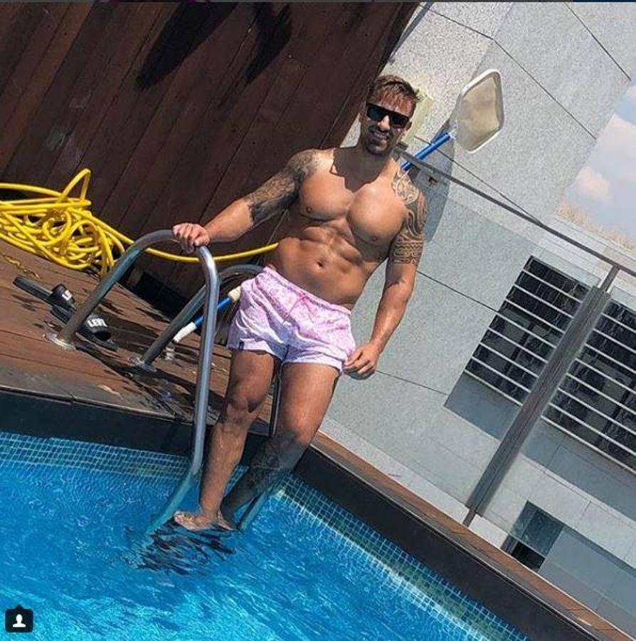 Rafa Mora, el enamorado de su cuerpo, combate el calor en remojo. El valenciano ha aprovechado el día caluroso y su paso por la piscina para subir una instantánea de su torso cuidado. Rafa nunca se resiste a subir una foto mostrando su cuerpo serrano.