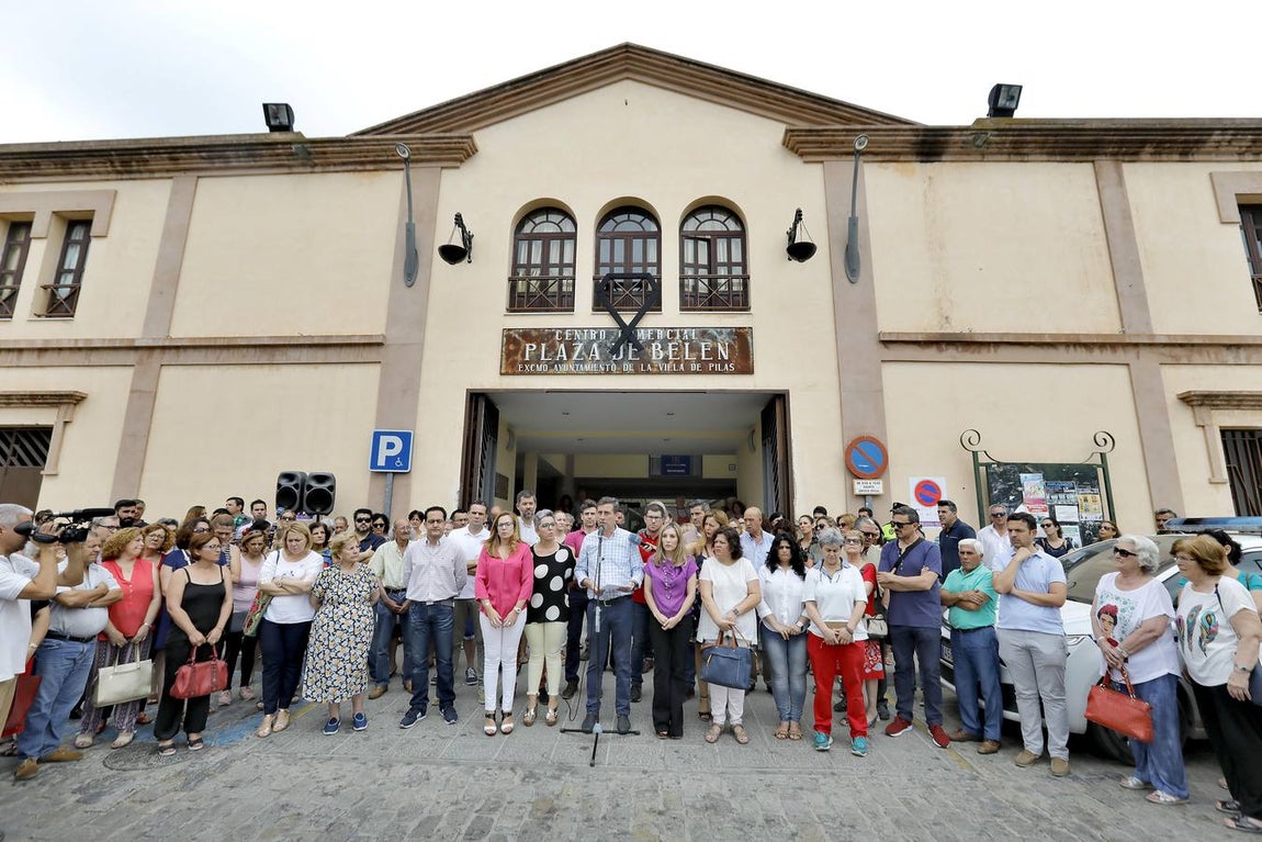 En imágenes, la concentración en Pilas por los asesinatos de Pau