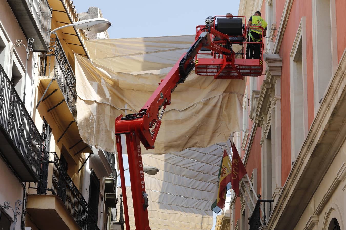 Colocación de toldos en el Centro de Sevilla por el calor