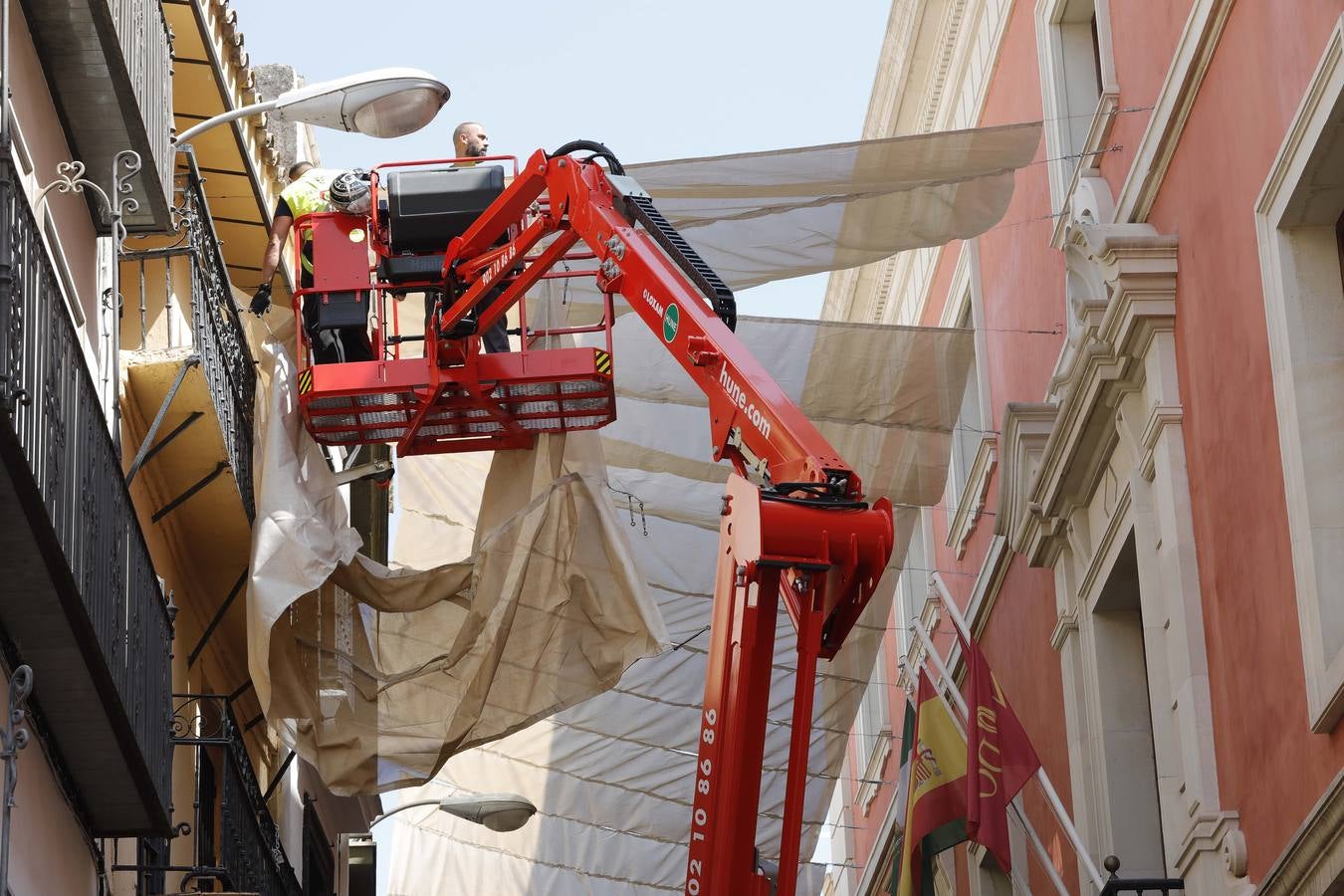 Colocación de toldos en el Centro de Sevilla por el calor