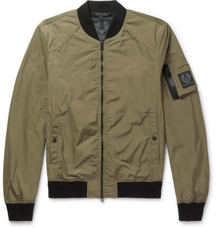 Bomber de Belstaff. ¿Quién no ha querido presumir de tener una Belstaff en el armario personal? Date un capricho con esta bomber Mallison en verde militar y de diseño ligero diseñada por la marca británica. Precio: rebajada de 450 a 225 euros.