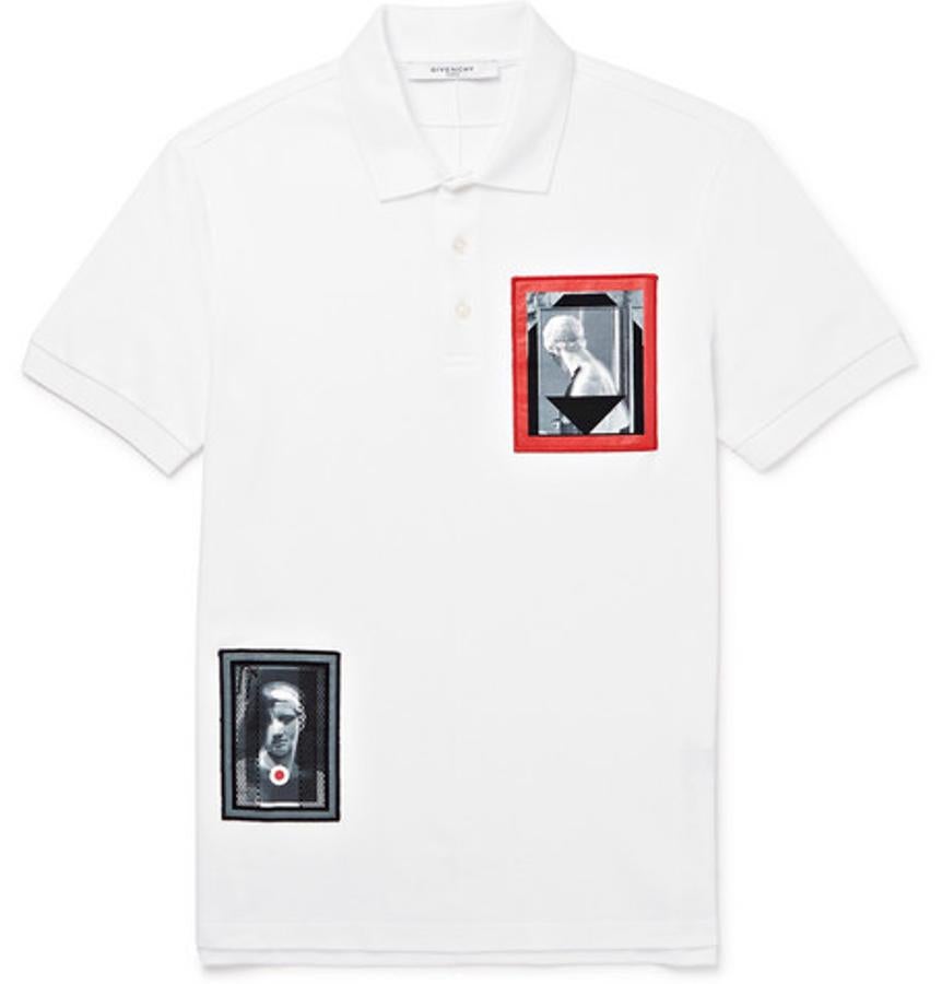 Polo de Givenchy. Excelente rebaja del 60% es la que presenta este atrevido y divertido polo blanco estampado con dos parches de bustos romanos de Givenchy fabricado en algodón. Precio: rebajado de 490 a 198 euros.