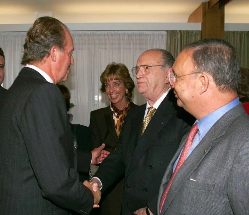 Eurodiputado del PP. El Rey Don Juan Carlos saluda a Albor durante el transcurso de la recepción a los diputados españoles en el Parlamento Europeo en 1998