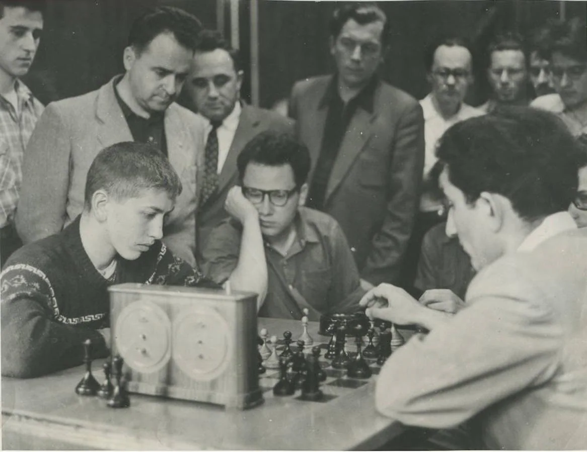 Bobby Fischer en una partida con 16 años. 