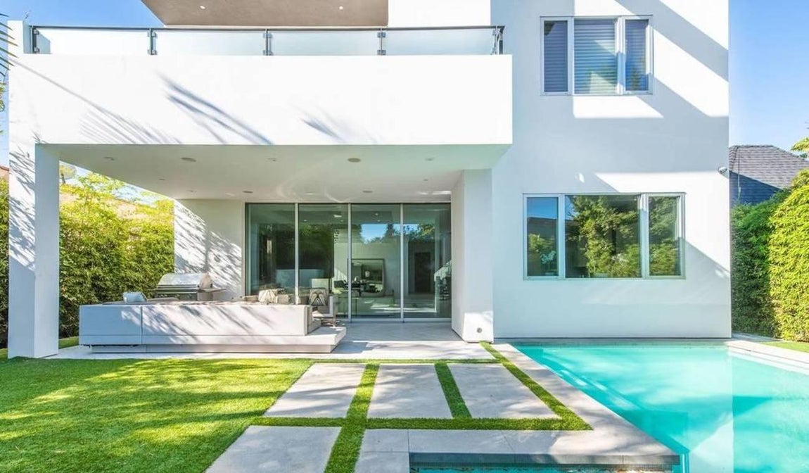 Vistas. Aunque el patio está preparado para que ningún ojo llegue a la intimidad de Kendall Jenner y su pareja, desde el balcón de la primera planta hay unas espectaculares vistas de la cuidad