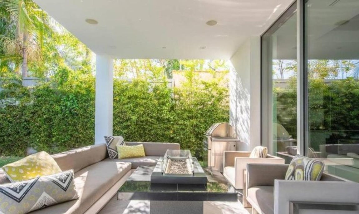 Porche. El patio es espectacular, está totalmente aislado de los vecinos y se disfruta con total privacidad de su jardín, su hoguera y su piscina