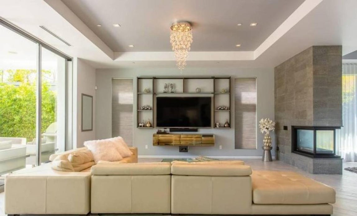 West Hollywood. Esta mansión, concretamente, está ubicada en West Hollywood, una ciudad que se encuentra al oeste de Hollywood y al este de Beberly Hills