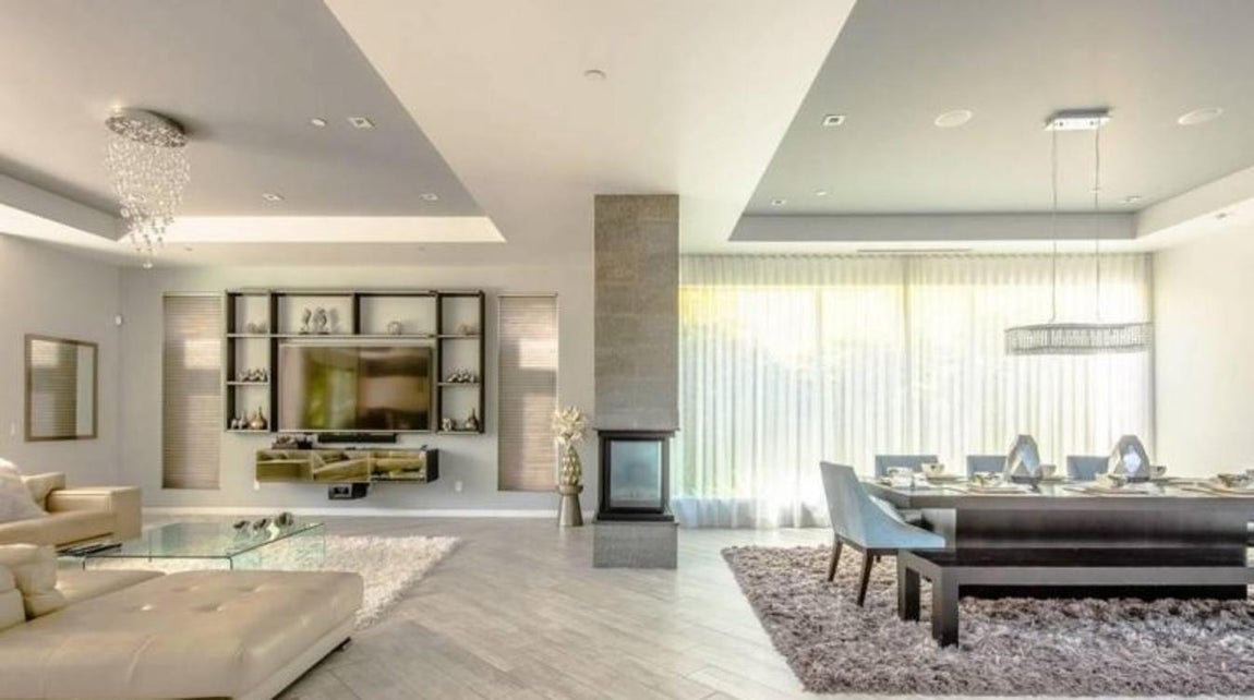 Contemporánea. La vivienda está totalmente amueblada con piezas de lujo y su estilo es vanguardista, glamuroso y contemporáneo