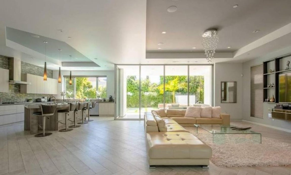 Minimalista. Arquitectónicamente, en el interior del edificio impera el minimalismo. Predominan la línea recta, el cristal y el color blanco