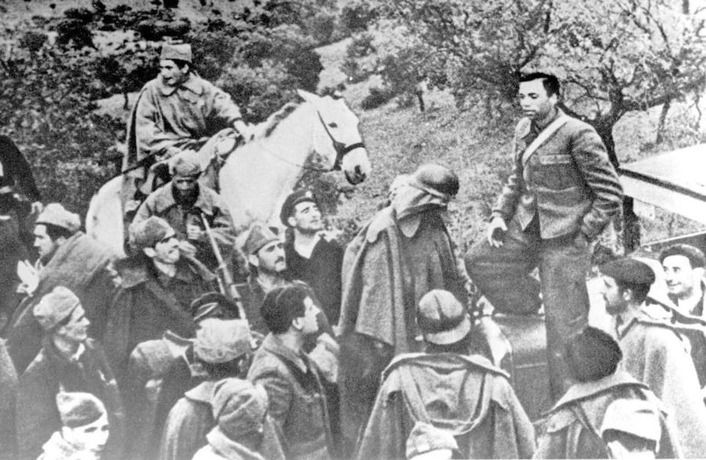 El poeta Miguel Hernández arenga a las tropas durante la Guerra Civil española en Valencia. 