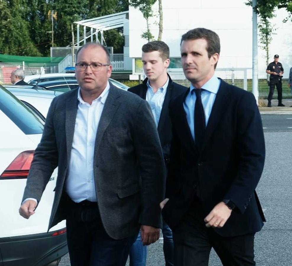 Pablo Casado. El candidato a la presidencia del PP acudió en la mañana de este viernes, acompañado por el secretario general de los populares gallegos, Miguel Tellado, a trasladar su pésame a la familia de Fernández Albor al tanatorio de Boisaca. A su salida estuvo acompañado por el presidente de la Xunta, Alberto Núñez Feijóo.