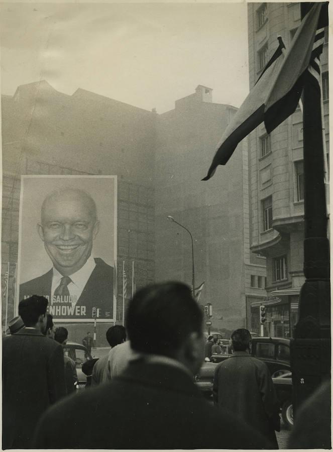 Preparativos de la visita del presidente norteamericando Dwight D. Eisenhower a España, la primera que realizó un presidente de Estados Unidos.. En la imagen, uno de los enormes carteles con los retratos del presidente norteamericano que se colocaron a lo largo del recorrido que ambos mandatarios realizaron en las calles de Madrid