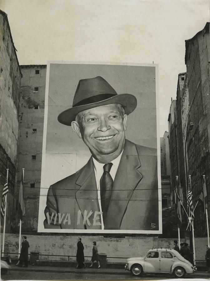 Preparativos de la visita del presidente norteamericando Dwight D. Eisenhower a España, la primera que realizó un presidente de Estados Unidos. En la imagen, uno de los enormes carteles con los retratos del presidente norteamericano que se colocaron a lo largo del recorrido que ambos mandatarios realizaron en las calles de Madrid