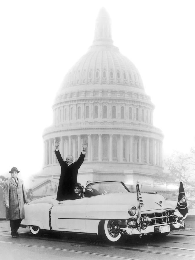 Eisenhower en el coche oficial. 