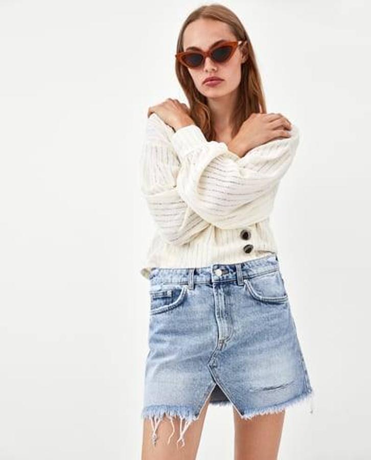 Falda vaquera. El tejido vaquero se puede seguir utilizando en sus versiones más cortas y frescas. No deja de ser comodo y femenino. Zara.