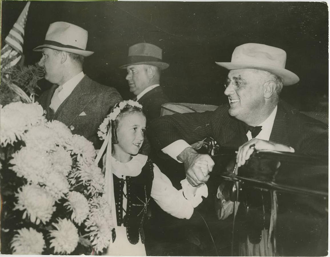 El presidente de los Estados Unidos Franklin D. Roosevelt, recibe un ramo de flores de una joven admiradora.. 