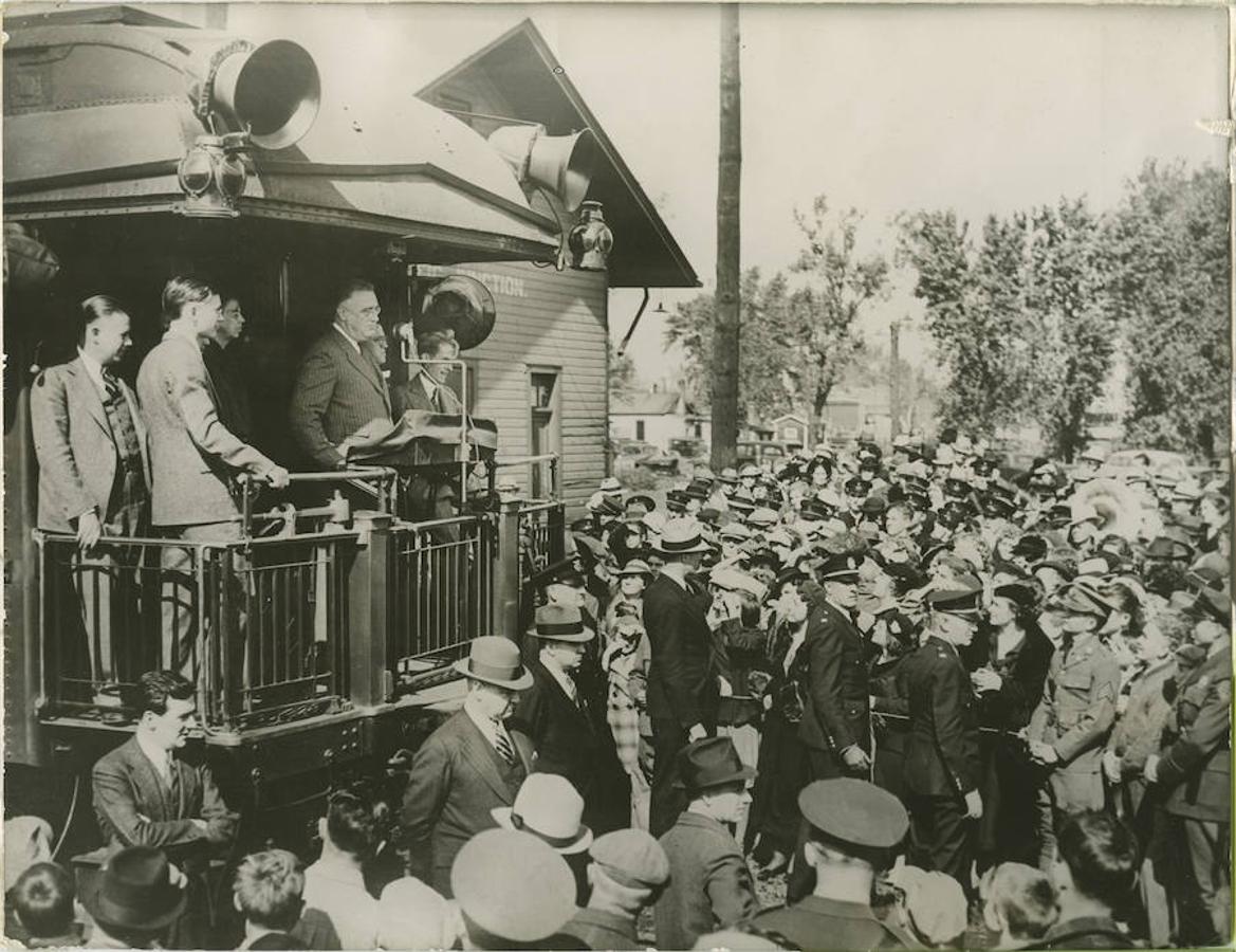 El presidente Franklin D. Roosevelt, candidato a la reelección por el partido demócrata, dirige su palabra a sus electores desde la plataforma de un vagón de ferrocarril.. 