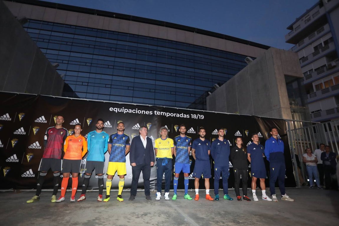 FOTOS: Mágico apadrina la nueva equipación del Cádiz CF