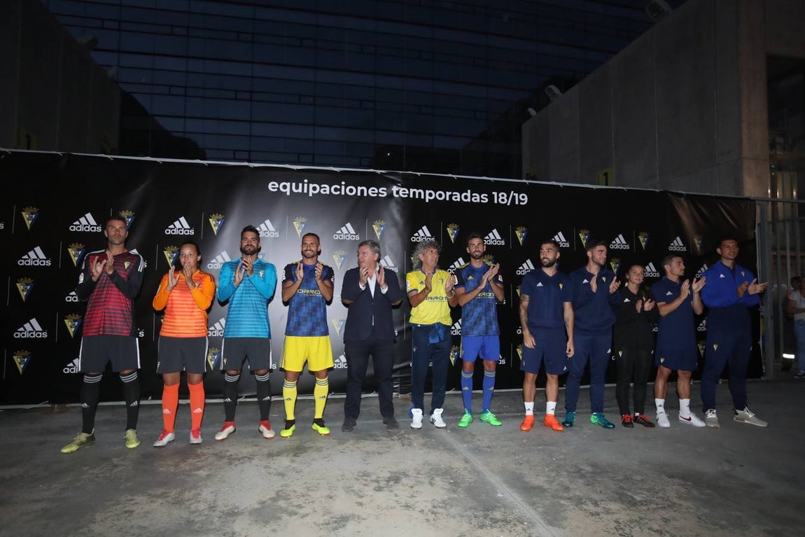 FOTOS: Mágico apadrina la nueva equipación del Cádiz CF