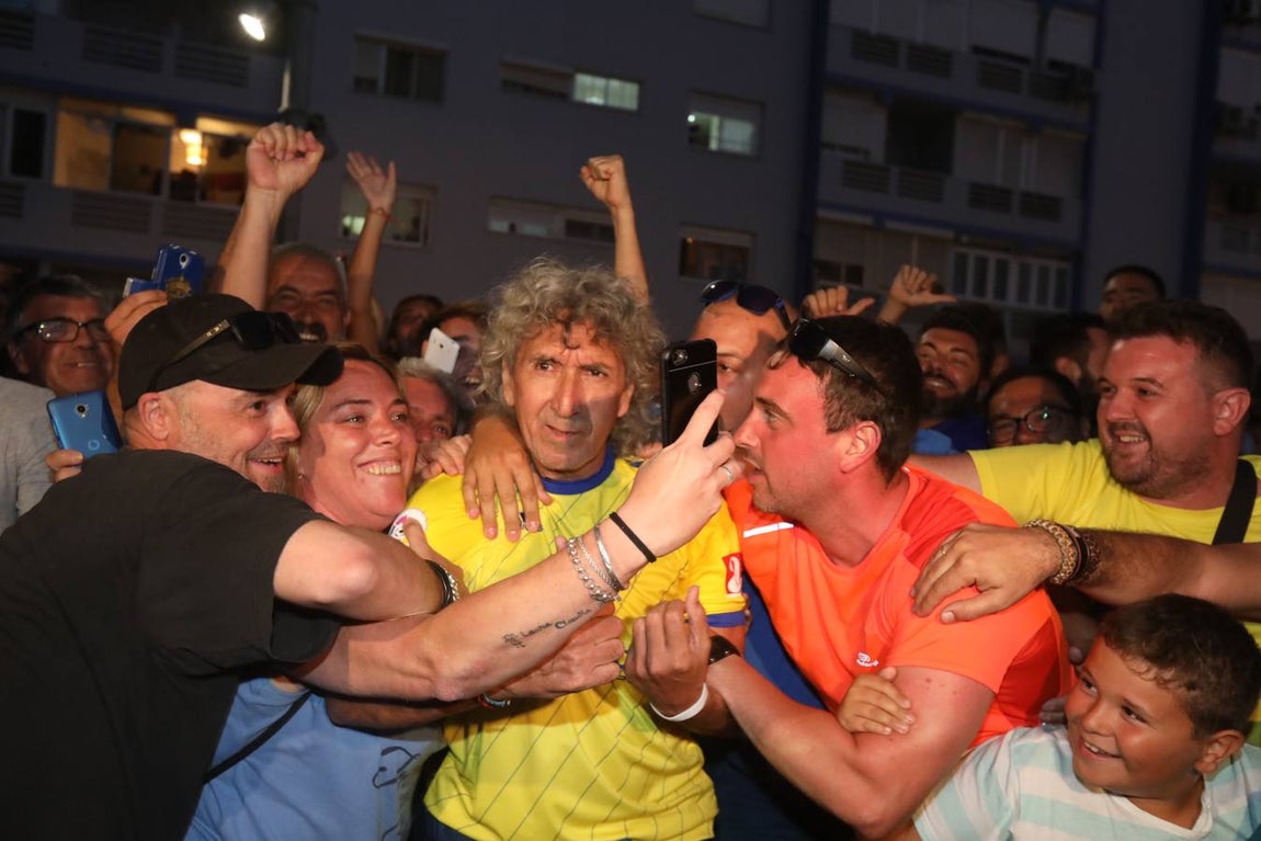 FOTOS: Mágico apadrina la nueva equipación del Cádiz CF
