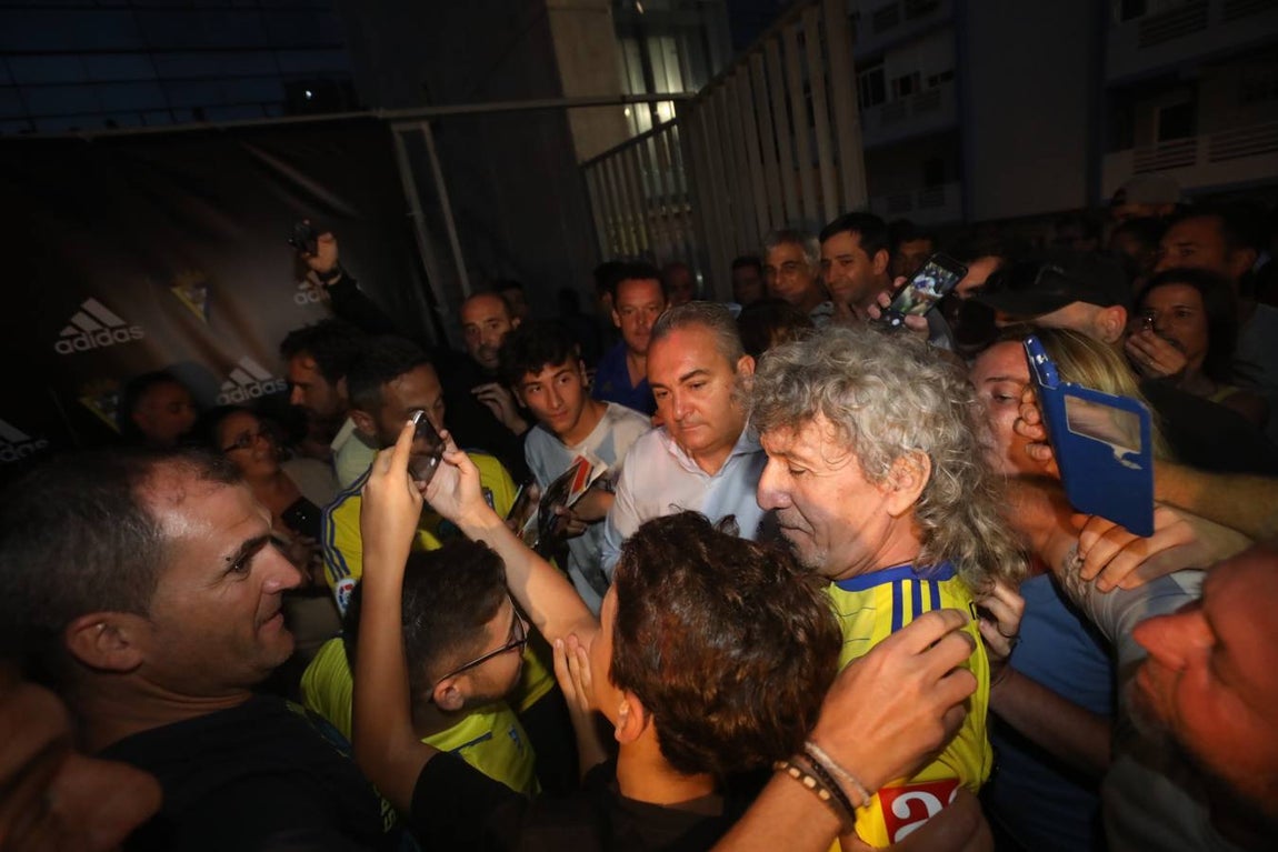 FOTOS: Mágico apadrina la nueva equipación del Cádiz CF