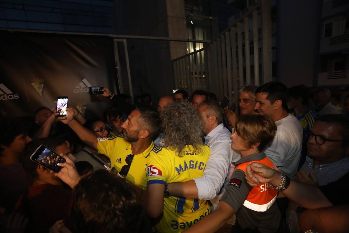 FOTOS: Mágico apadrina la nueva equipación del Cádiz CF