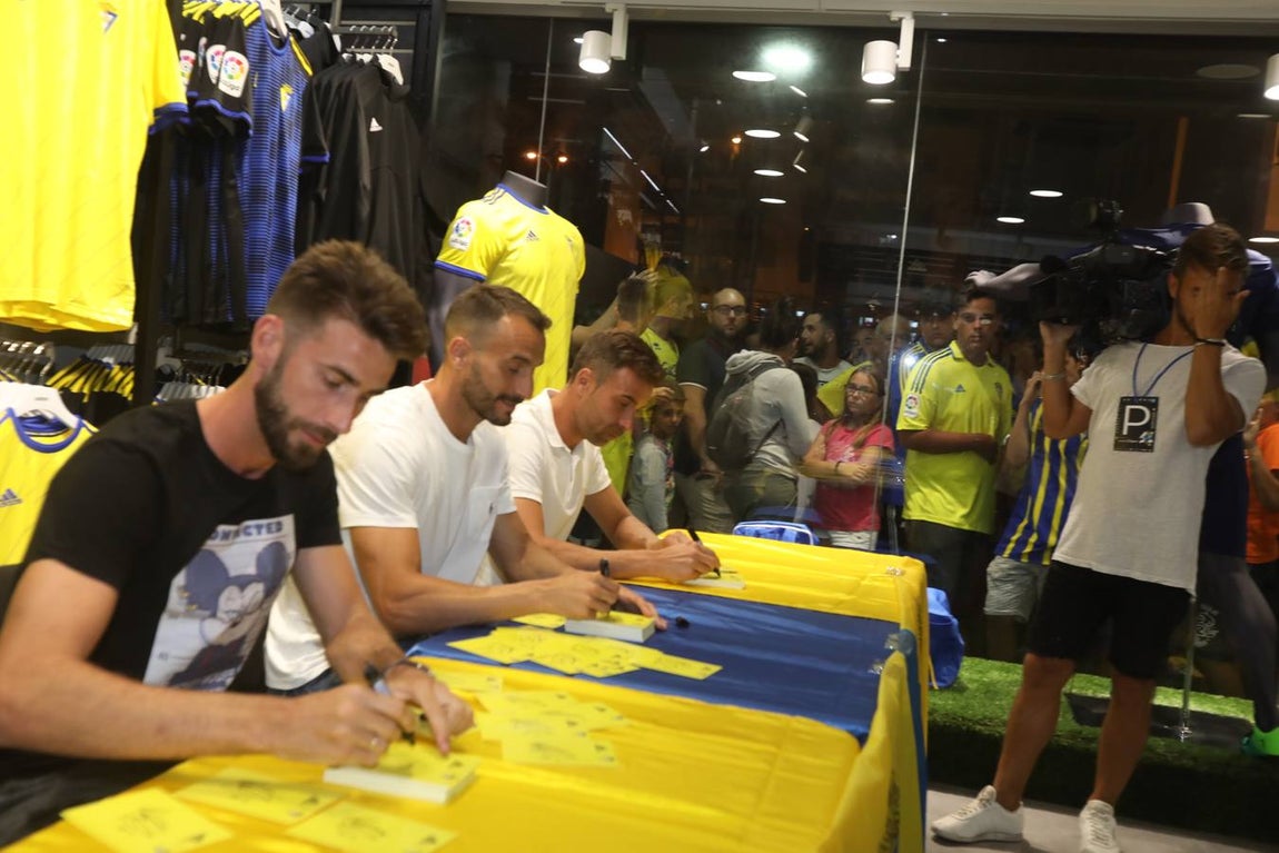 FOTOS: Mágico apadrina la nueva equipación del Cádiz CF