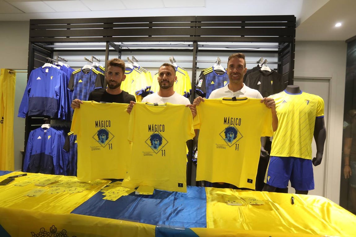 FOTOS: Mágico apadrina la nueva equipación del Cádiz CF