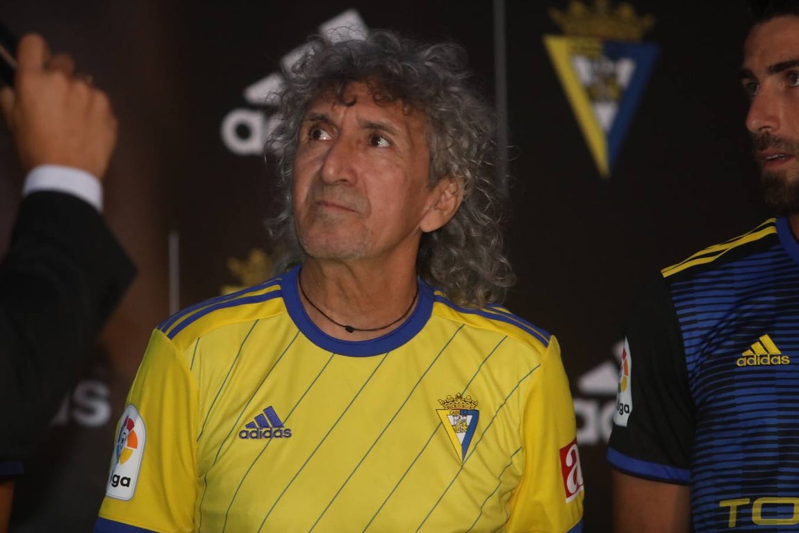 FOTOS: Mágico apadrina la nueva equipación del Cádiz CF